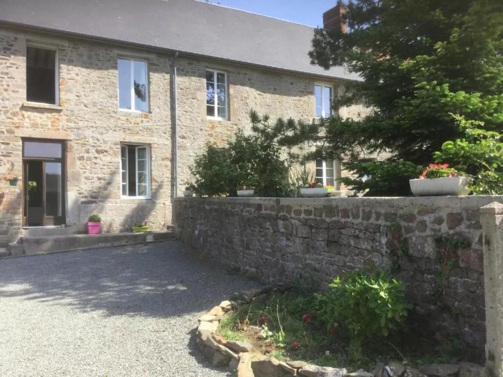 La Petellerie, maison de campagne avec piscine pour un séjour détente Moyon Exterior foto